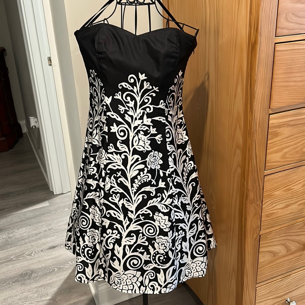 White House Black Market Silk Strapless Dress size 2 black and white